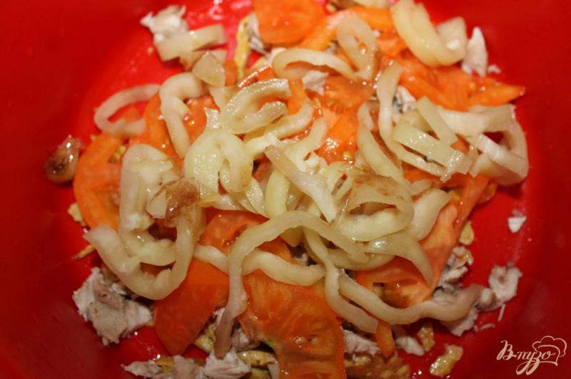 Фото приготовление рецепта: Салат с омлетом, курицей и печеным перцем шаг №5