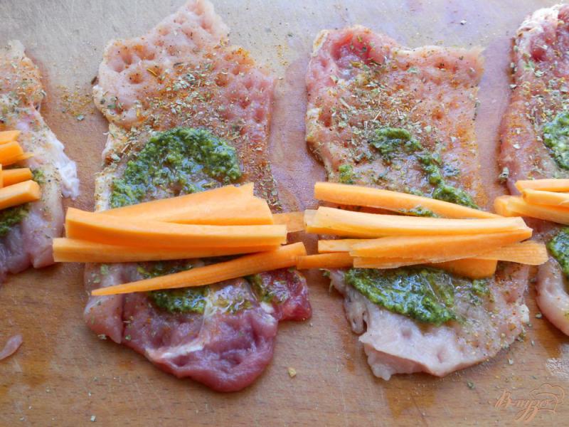 Фото приготовление рецепта: Свиные рулетики, фаршированные морковью с картофелем на пару шаг №2