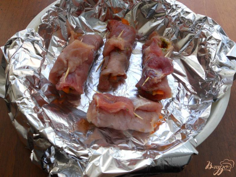 Фото приготовление рецепта: Свиные рулетики, фаршированные морковью с картофелем на пару шаг №3