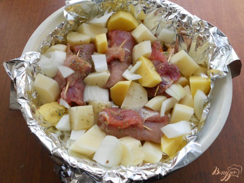 Фото приготовление рецепта: Свиные рулетики, фаршированные морковью с картофелем на пару шаг №4