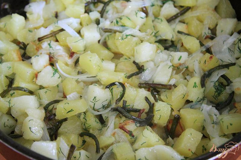 Фото приготовление рецепта: Жареный картофель с чесночными стрелками шаг №7