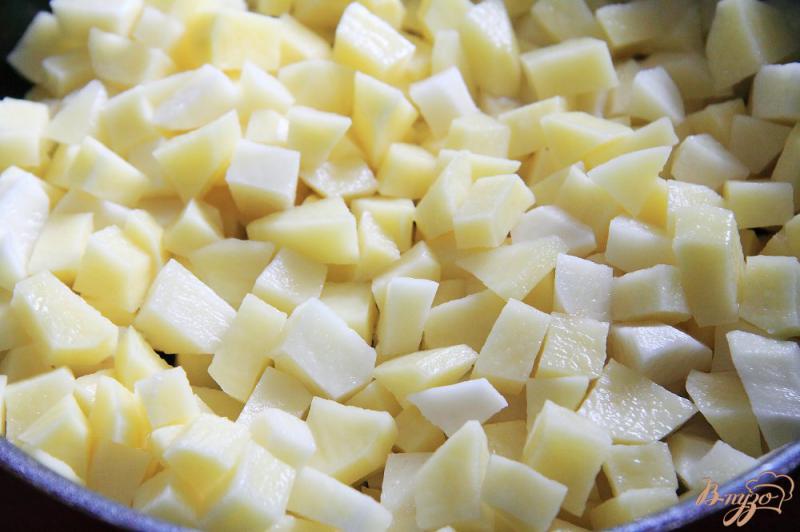 Фото приготовление рецепта: Жареный картофель с чесночными стрелками шаг №5