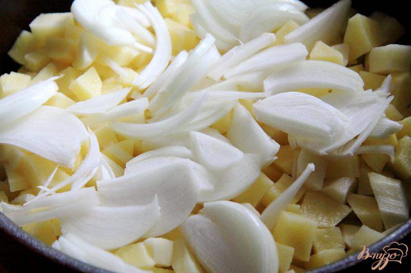 Фото приготовление рецепта: Жареный картофель с чесночными стрелками шаг №6