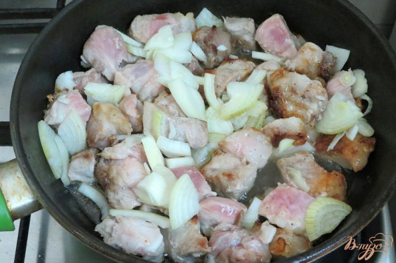Фото приготовление рецепта: Капуста с мясом грибами и горошком шаг №3