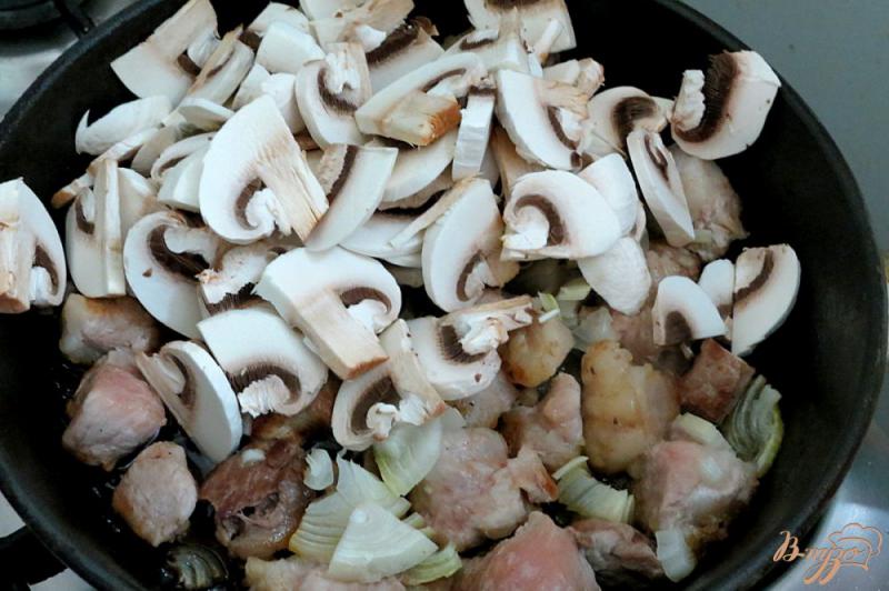 Фото приготовление рецепта: Капуста с мясом грибами и горошком шаг №5