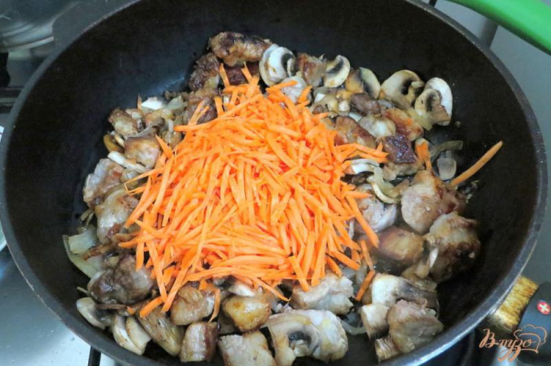 Фото приготовление рецепта: Капуста с мясом грибами и горошком шаг №8
