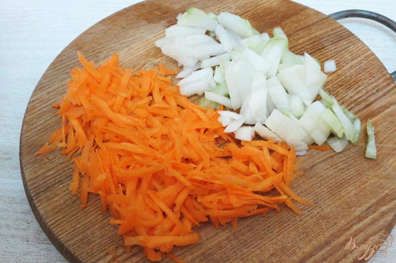 Фото приготовление рецепта: Рис с овощами на сковороде шаг №1