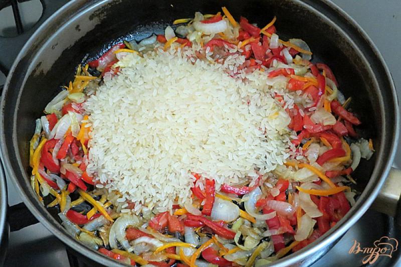 Фото приготовление рецепта: Рис с овощами на сковороде шаг №4