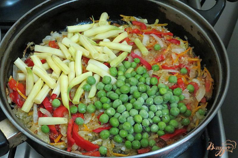 Фото приготовление рецепта: Рис с овощами на сковороде шаг №5