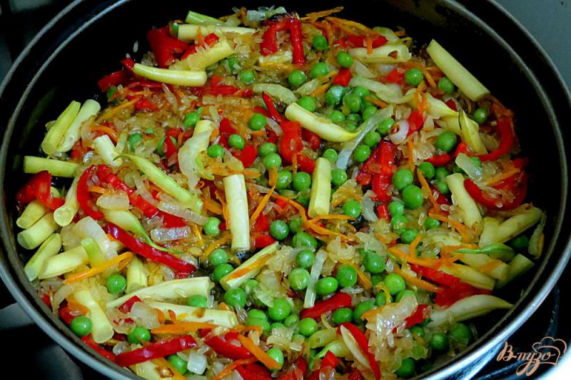 Фото приготовление рецепта: Рис с овощами на сковороде шаг №6
