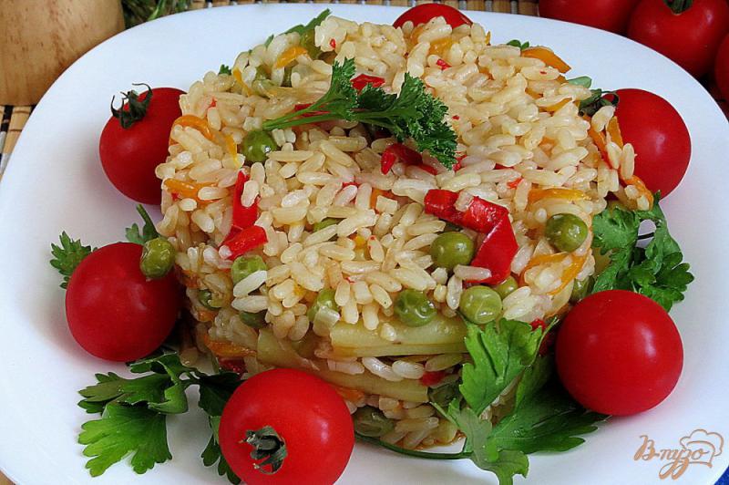 Фото приготовление рецепта: Рис с овощами на сковороде шаг №7