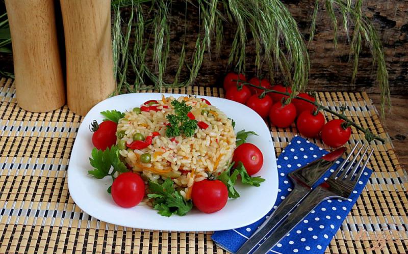 Фото приготовление рецепта: Рис с овощами на сковороде шаг №8