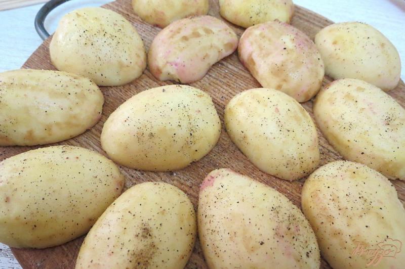 Фото приготовление рецепта: Картофель запеченный с салом и луком шаг №6