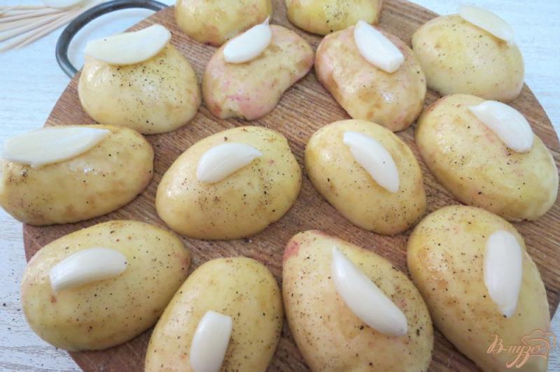 Фото приготовление рецепта: Картофель запеченный с салом и луком шаг №7