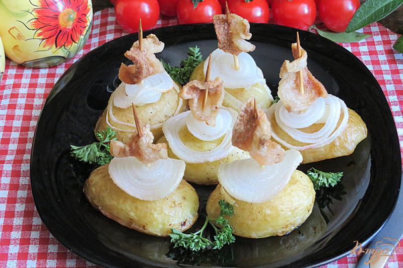 Фото приготовление рецепта: Картофель запеченный с салом и луком шаг №11