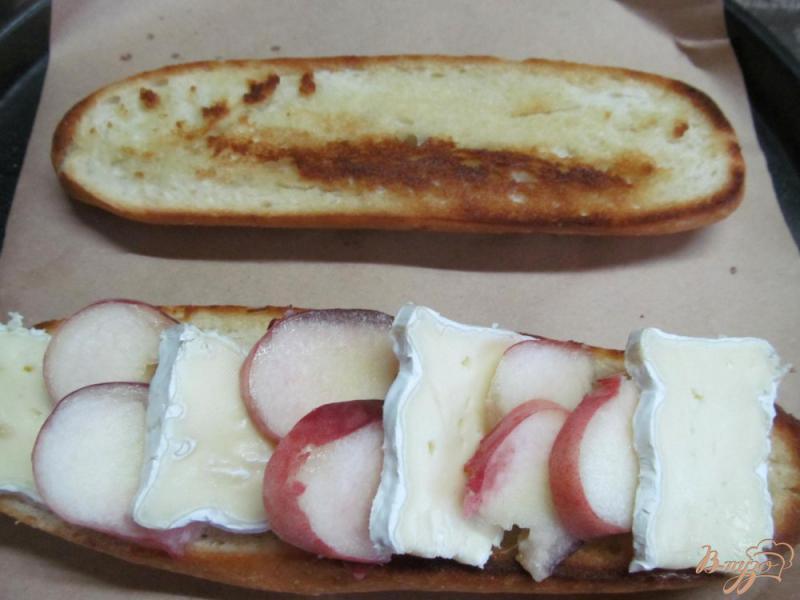 Фото приготовление рецепта: Открытый сэндвич с персиком и сыром шаг №3