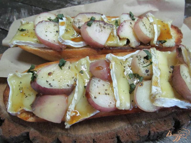Фото приготовление рецепта: Открытый сэндвич с персиком и сыром шаг №6