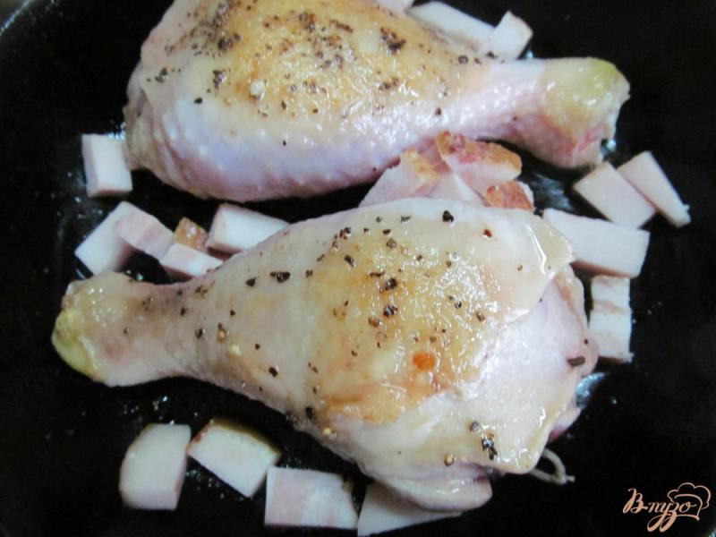 Фото приготовление рецепта: Куриные ножки с копченым беконом и кабачком шаг №2