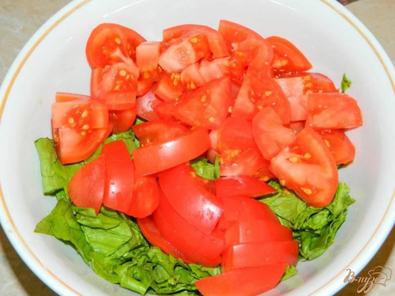 Фото приготовление рецепта: Салат с помидорами, яблоком и зеленью шаг №2