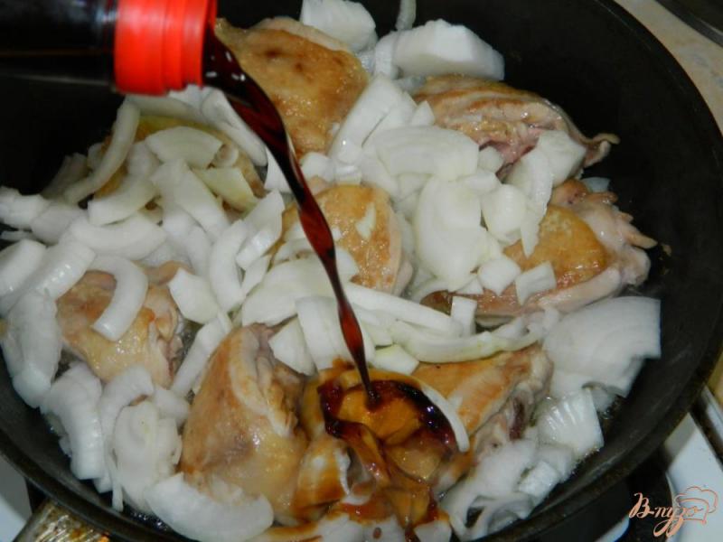 Фото приготовление рецепта: Курица в луковой подливе шаг №3