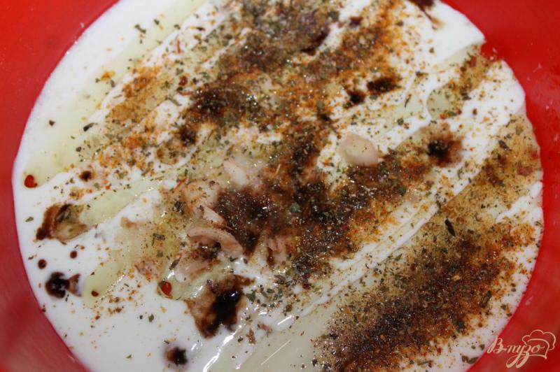 Фото приготовление рецепта: Куриные бедра маринованные в йогурте и специях шаг №5