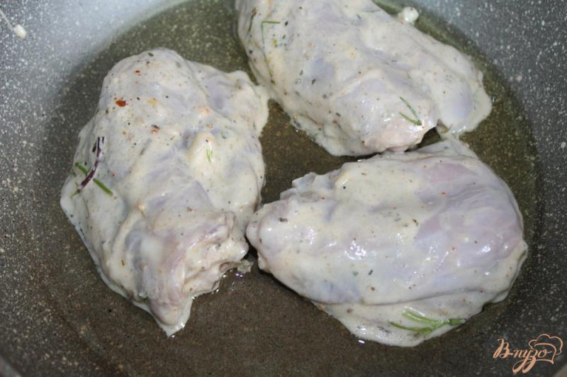 Фото приготовление рецепта: Куриные бедра маринованные в йогурте и специях шаг №8