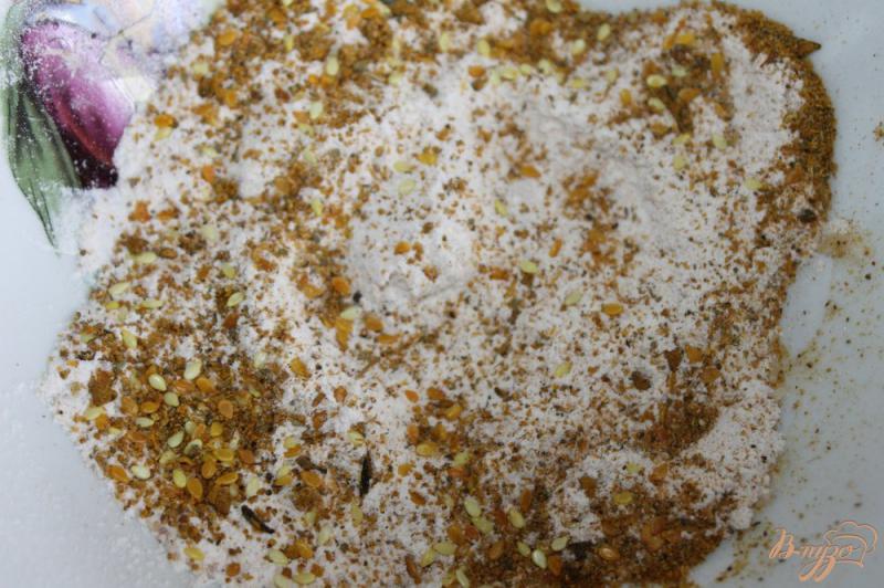 Фото приготовление рецепта: Жареные кусочки щуки в пряной панировке с луком шаг №4