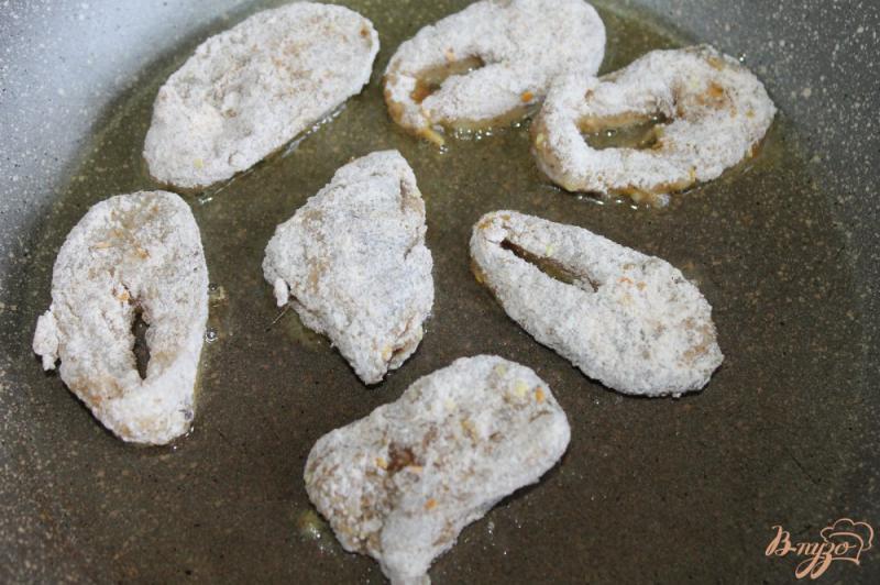 Фото приготовление рецепта: Жареные кусочки щуки в пряной панировке с луком шаг №6