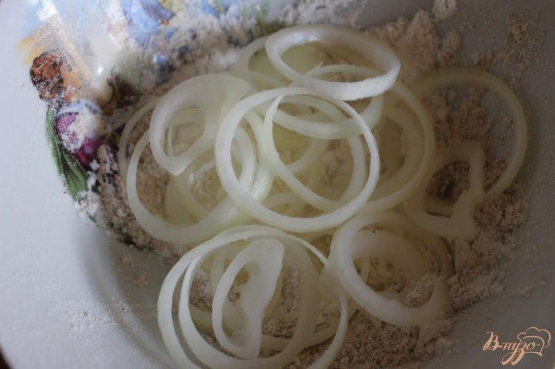 Фото приготовление рецепта: Жареные кусочки щуки в пряной панировке с луком шаг №7