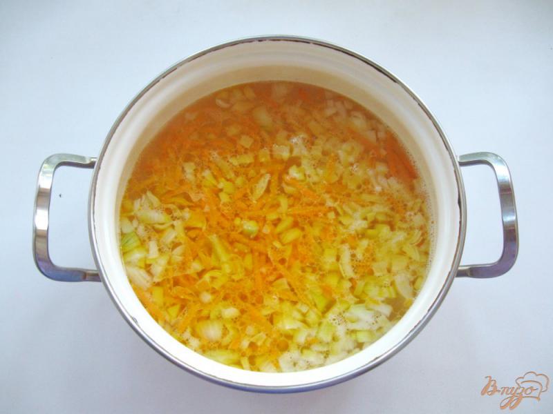 Фото приготовление рецепта: Гречневый суп с куриными фрикадельками шаг №2