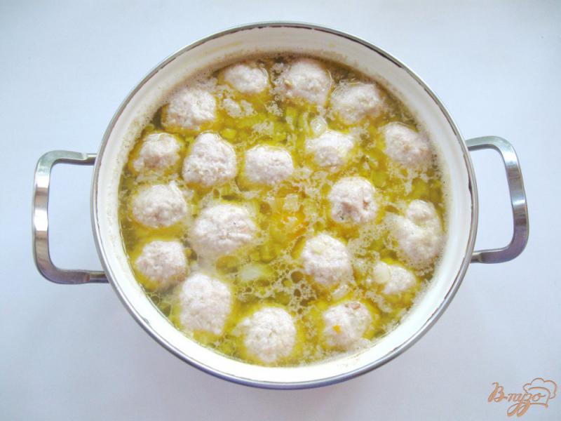 Фото приготовление рецепта: Гречневый суп с куриными фрикадельками шаг №5