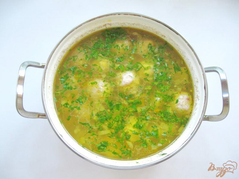 Фото приготовление рецепта: Гречневый суп с куриными фрикадельками шаг №6