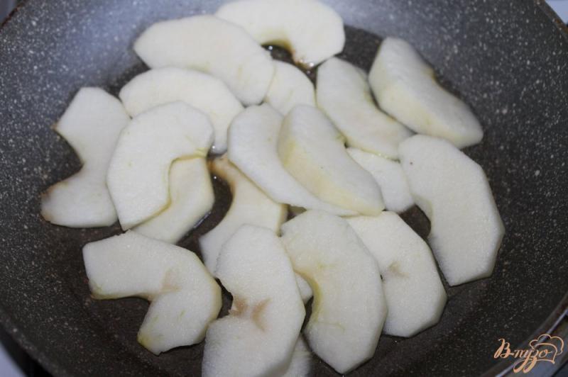 Фото приготовление рецепта: Тушеные яблоки в бальзамическом уксусе шаг №3