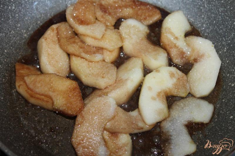 Фото приготовление рецепта: Тушеные яблоки в бальзамическом уксусе шаг №4
