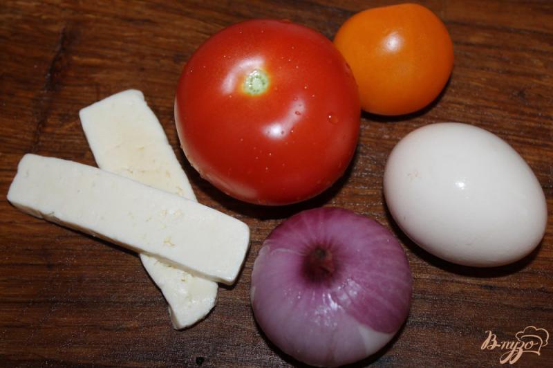 Фото приготовление рецепта: Быстрый салат из помидоров с брынзой и яйцом шаг №1