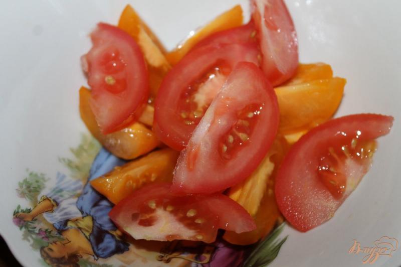 Фото приготовление рецепта: Быстрый салат из помидоров с брынзой и яйцом шаг №2