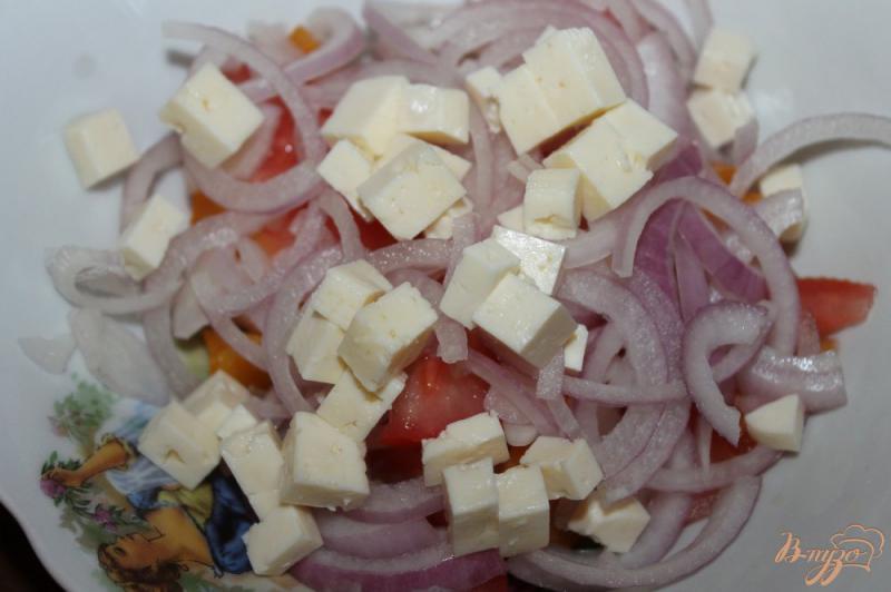Фото приготовление рецепта: Быстрый салат из помидоров с брынзой и яйцом шаг №4