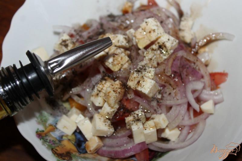 Фото приготовление рецепта: Быстрый салат из помидоров с брынзой и яйцом шаг №5