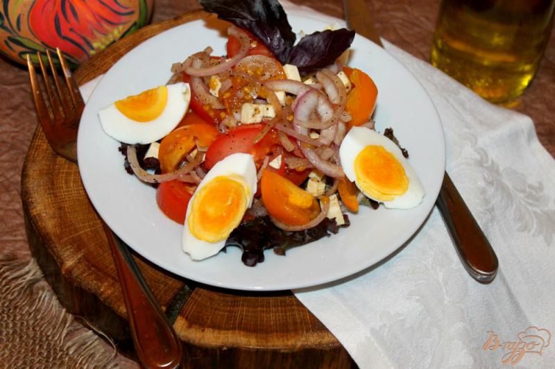 Фото приготовление рецепта: Быстрый салат из помидоров с брынзой и яйцом шаг №6