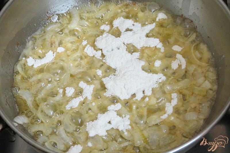 Фото приготовление рецепта: Лисички в сметанном соусе шаг №6