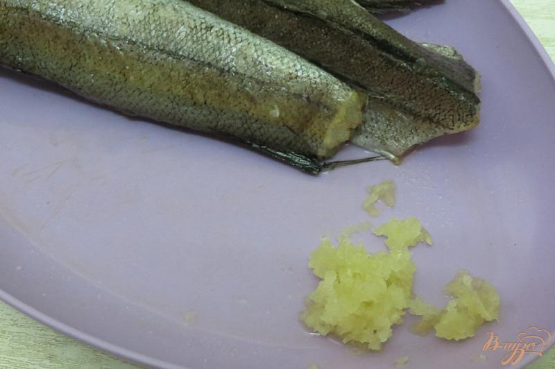 Фото приготовление рецепта: Рыба жареная с укропом и чесноком шаг №3