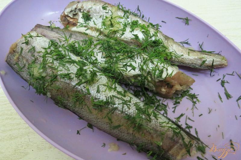 Фото приготовление рецепта: Рыба жареная с укропом и чесноком шаг №4