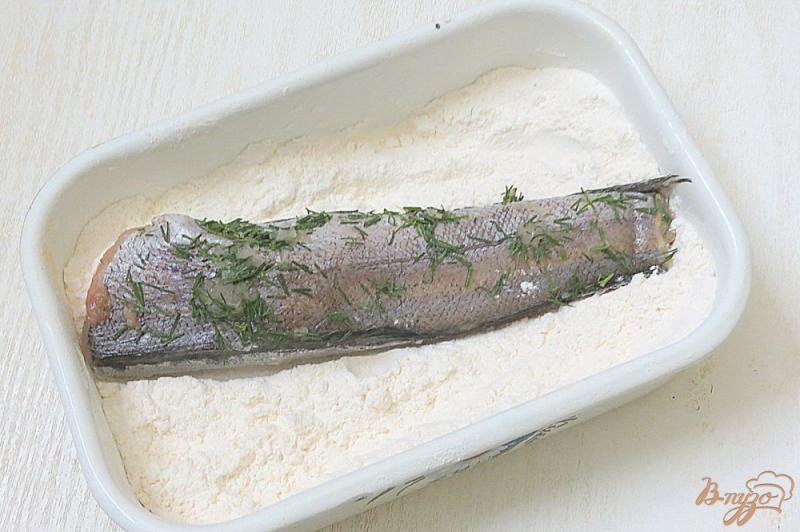 Фото приготовление рецепта: Рыба жареная с укропом и чесноком шаг №5