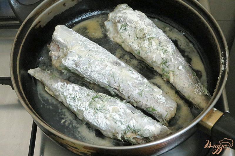 Фото приготовление рецепта: Рыба жареная с укропом и чесноком шаг №6
