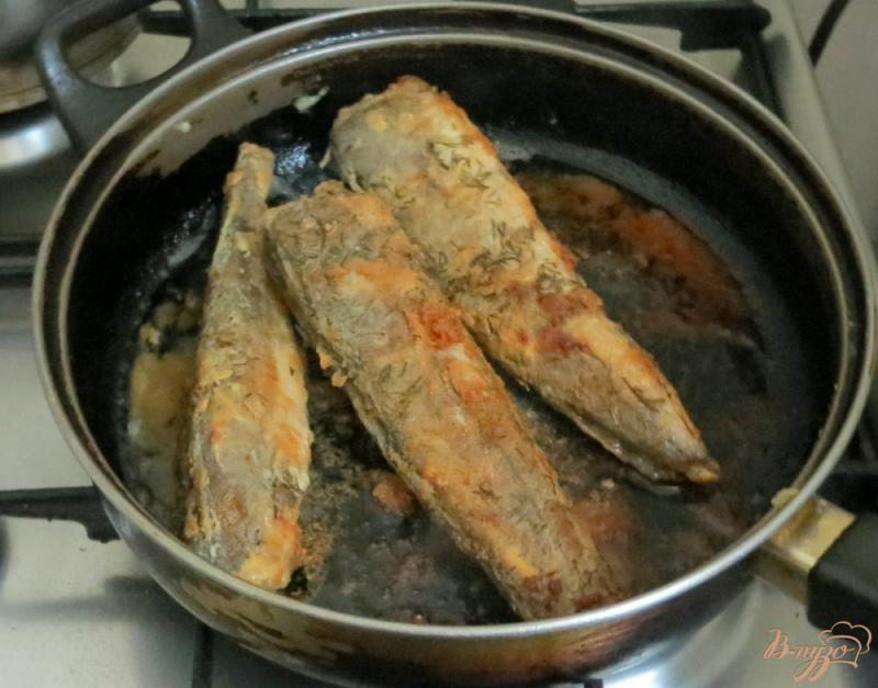 Фото приготовление рецепта: Рыба жареная с укропом и чесноком шаг №7