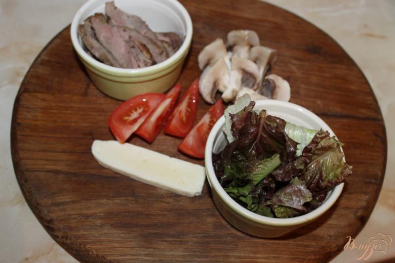 Фото приготовление рецепта: Салат с уткой и жареными грибами шаг №1