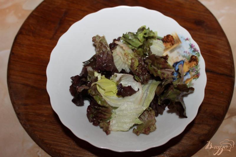 Фото приготовление рецепта: Салат с уткой и жареными грибами шаг №3