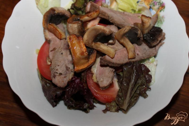 Фото приготовление рецепта: Салат с уткой и жареными грибами шаг №6