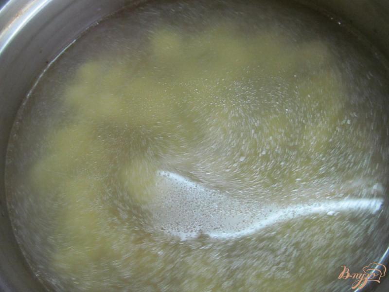 Фото приготовление рецепта: Суп с малосольным огурцом беконом и булгуром шаг №2