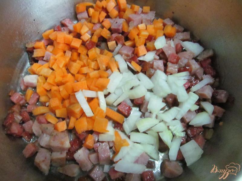 Фото приготовление рецепта: Суп с малосольным огурцом беконом и булгуром шаг №6